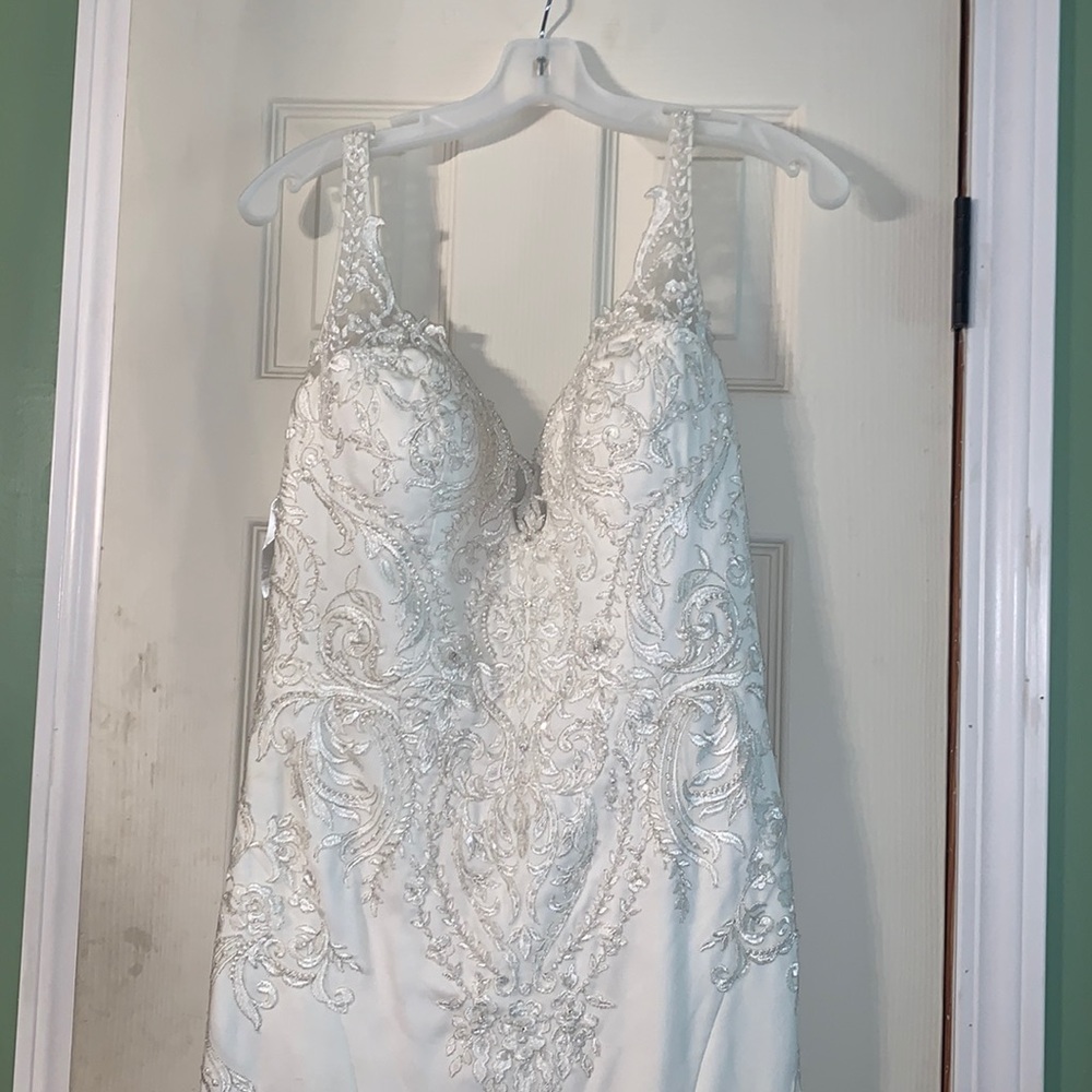 David’s bridal wedding dress size 10 !!!NEEDS CLEANING!!!